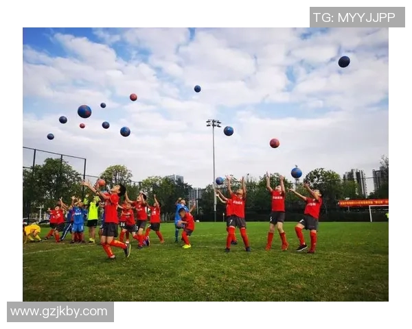 武汉超级球星足球赛盛大开幕 球场成焦点吸引万千观众齐聚一堂 武汉超级球星足球赛盛大开幕 球场成焦点吸引万千观众齐聚一堂